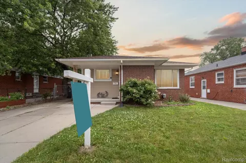 22627 Visnaw St, Saint Clair Shores, MI 48081