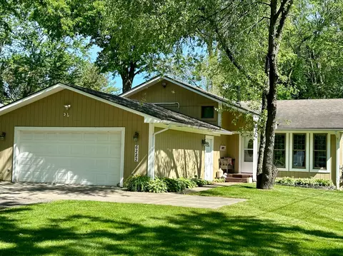 6282 Barker Dr, Waterford, MI 48329