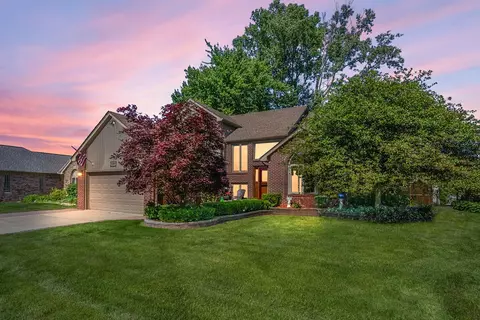 51388 Pinewood Dr, Macomb, MI 48042