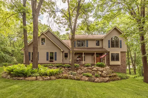 2331 Peppermill Crt Ct, Hartland, MI 48353