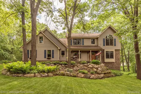 2331 Peppermill Crt Ct, Hartland, MI 48353