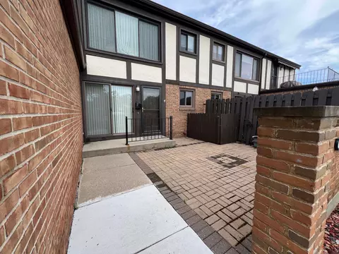 505 Country Club Dr, Saint Clair Shores, MI 48082
