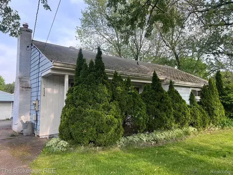 6236 N Genesee Rd, Flint, MI 48506