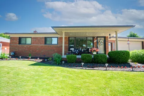 3365 Maidstone St, Trenton, MI 48183