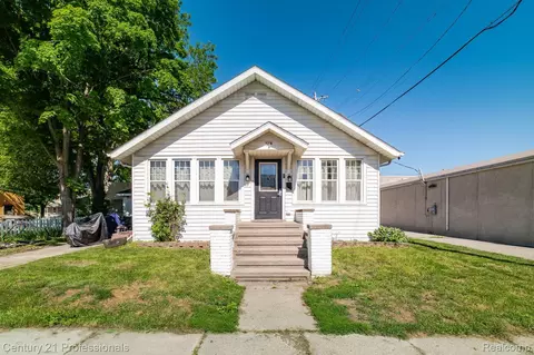116 S Chestnut St, Howell, MI 48843