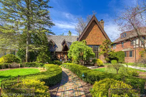 511 Henley St, Birmingham, MI 48009