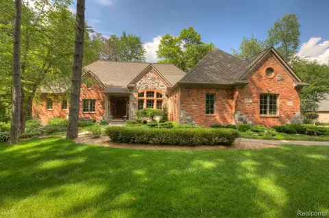 5718 Evergreen, Howell, MI 48855