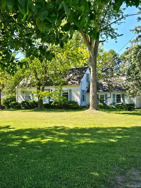 4086 Field Rd, Vienna, MI 48420