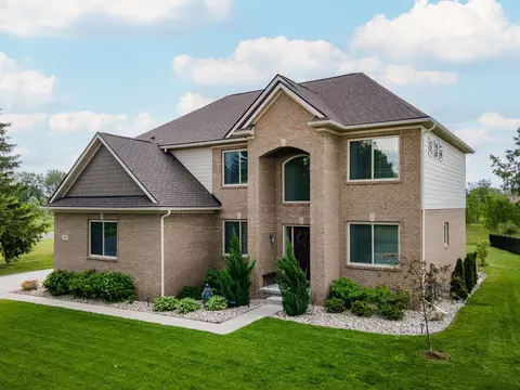 395 Southshore Dr, Oxford, MI 48371