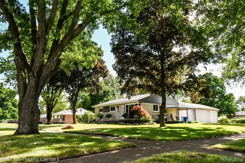1433 Irwin Dr, Waterford, MI 48327