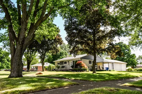 1433 Irwin Dr, Waterford, MI 48327