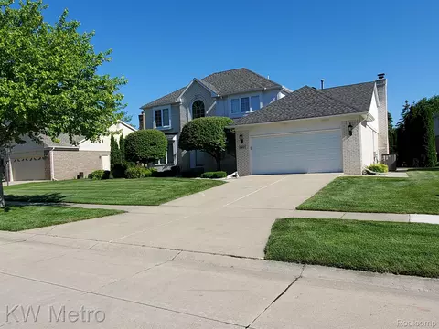 2901 Chippewa Dr, Troy, MI 48085