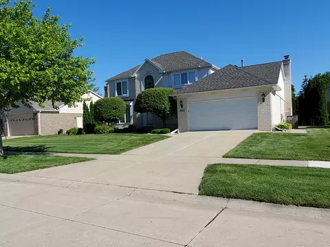 2901 Chippewa Dr, Troy, MI 48085