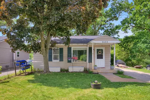 9495 Portage Trl, White Lake, MI 48386