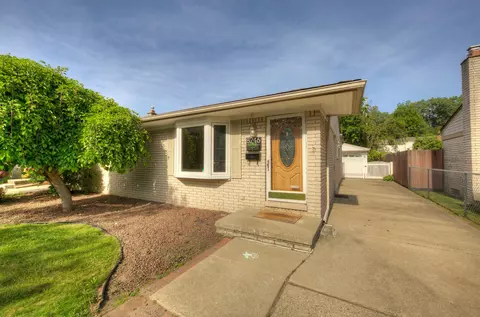 8246 Forrest Dr, Canton, MI 48187