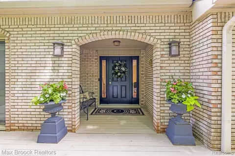 1151 Ivyglen Cir, Bloomfield Hills, MI 48304