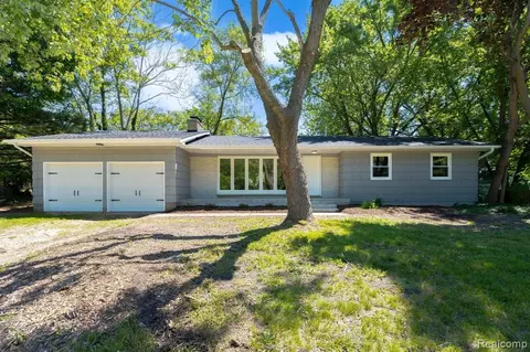 1100 Sunset Dr, Holly, MI 48442
