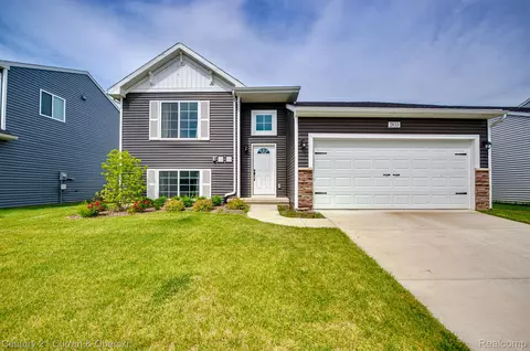 2833 Jordan River Dr, Handy, MI 48836
