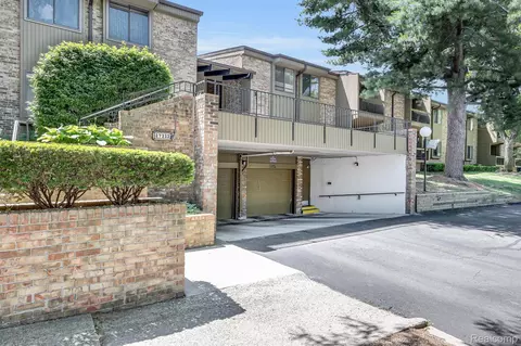 27333 Arborway Rd #42, Southfield, MI 48033