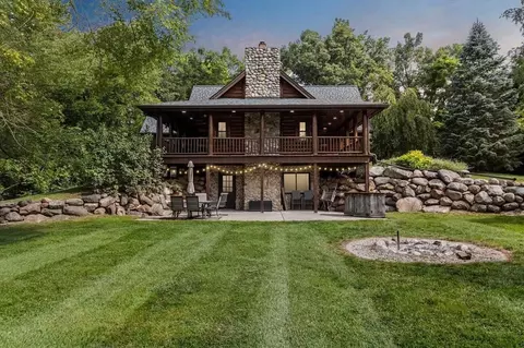 8228 Center Rd, Tyrone, MI 48430