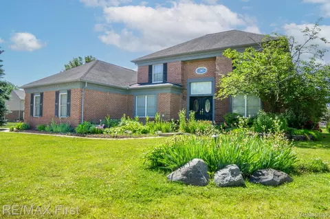 2216 Edgestone Dr, Sterling Heights, MI 48314