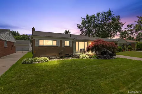 21536 Briarcliff St, Saint Clair Shores, MI 48082