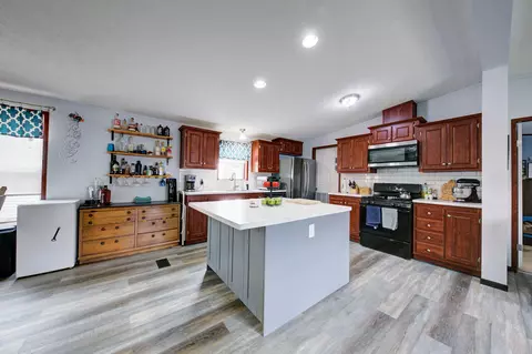 11075 Wood Run Cir, Green Oak, MI 48178