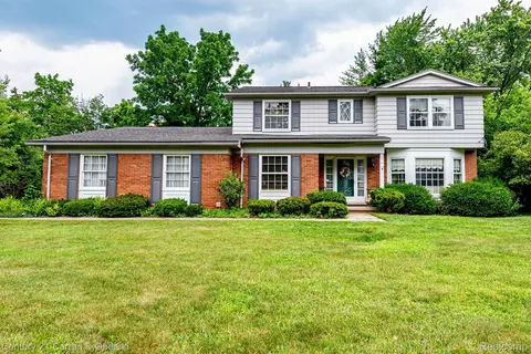 21930 E Valley Woods Dr, Beverly Hills, MI 48025