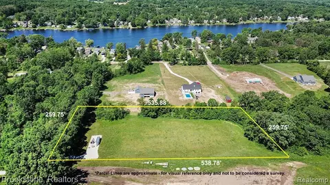000 Holtforth Rd, Fenton, MI 48430