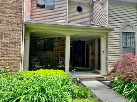 29577 Pine Ridge Cir, Farmington Hills, MI 48331