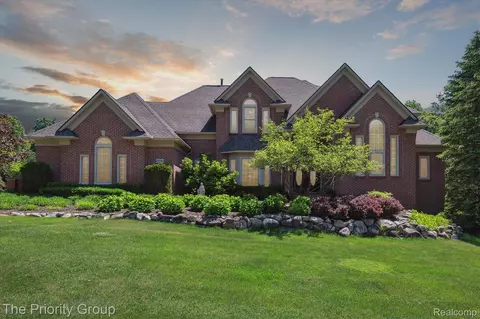 8794 Hunters Creek Dr, Independence, MI 48348