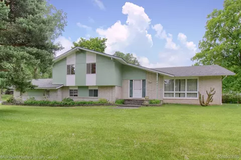 4681 Bantry Dr, West Bloomfield, MI 48322