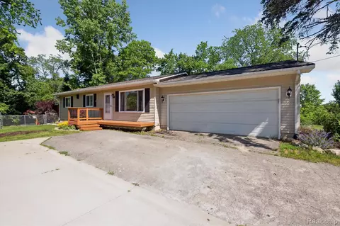 773 Elkinford Dr, White Lake, MI 48383