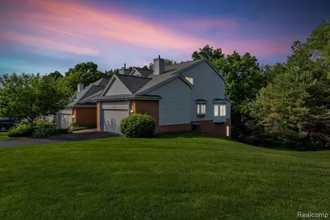 4962 Timberway Trl, Clarkston, MI 48346