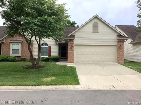 2054 Maplehurst Dr #46, Commerce Twp, MI 48390