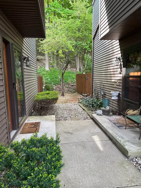 405 W Rockwell St, Fenton, MI 48430