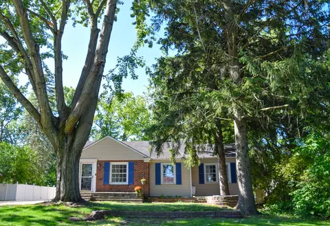 9361 Whitall Ln, Grosse Ile, MI 48138