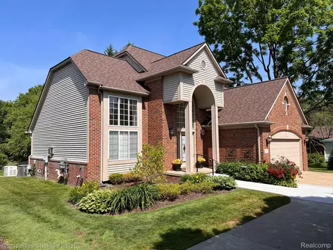 100 Charrington, Beverly Hills, MI 48025