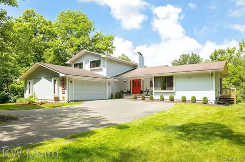 4342 Beach Rd, Troy, MI 48098