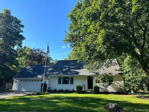 702 Gainsborough Dr, East Lansing, MI 48823