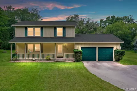 2580 Harvest Hill Dr, Brighton, MI 48114