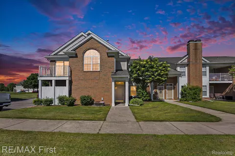 46230 Cavalier Dr, Macomb, MI 48044