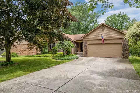 719 Ten Point Dr, Rochester Hills, MI 48309