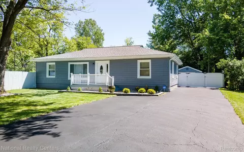 2879 Corinthia Dr, Rochester Hills, MI 48309