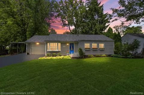 21451 Highview St, Clinton Township, MI 48036