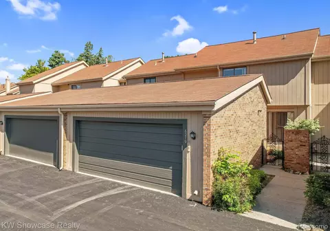 6279 Potomac Cir, West Bloomfield, MI 48322