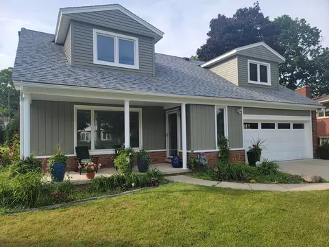 1560 Hawthorne St, Trenton, MI 48183