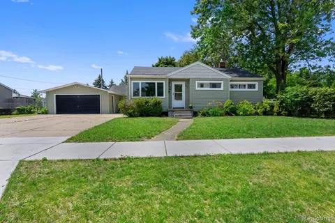 831 Southwood Dr, Fenton, MI 48430
