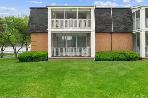 4010 Fairway Dr #4, Fort Gratiot, MI 48059