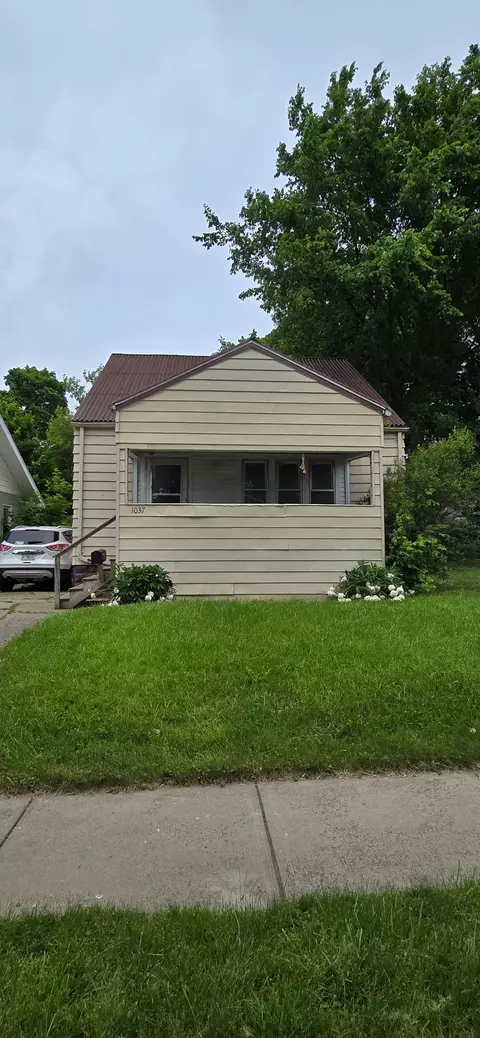 1037 Gladwin St, Flint, MI 48504